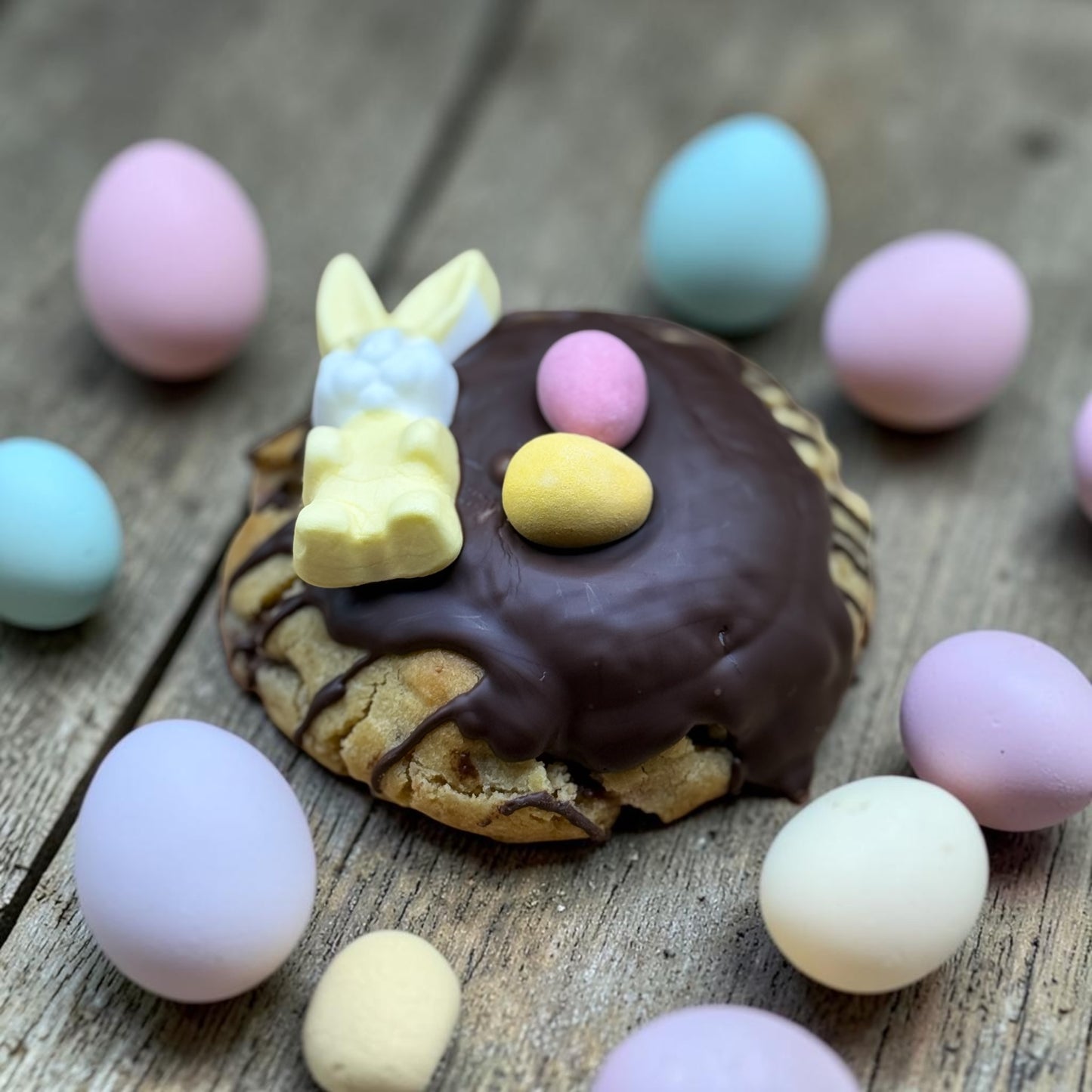Chunky Påske Cookies Oppskrift – Festlig Godteri-Dekorert Cookie – Digital Oppskrift